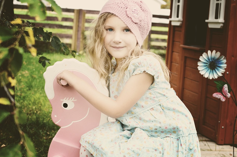 holčička s houpacím koněm