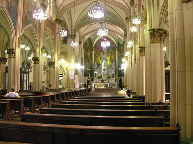 interiér kostela osvícený led světelnými zdroji
